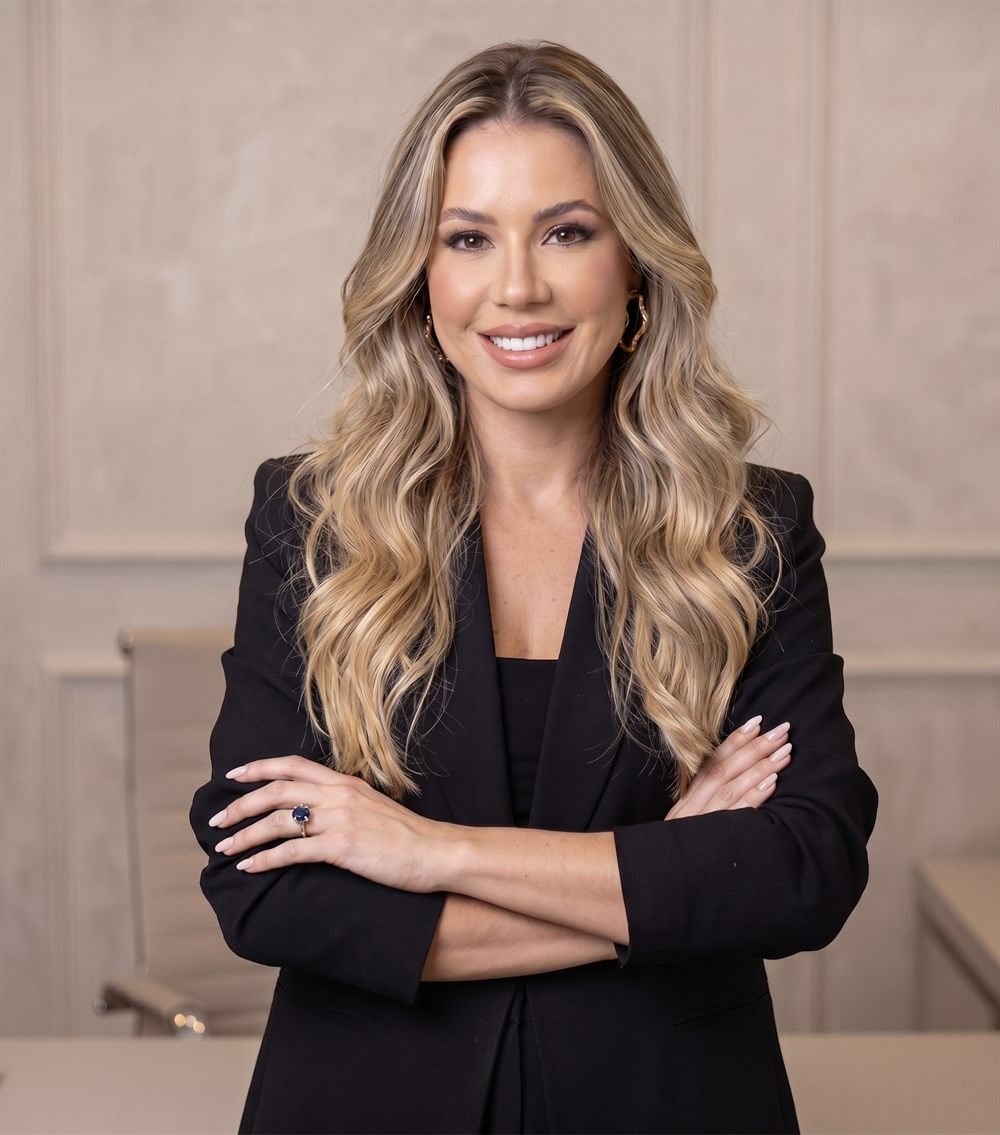 Juliana Lazzaretti de braços cruzados